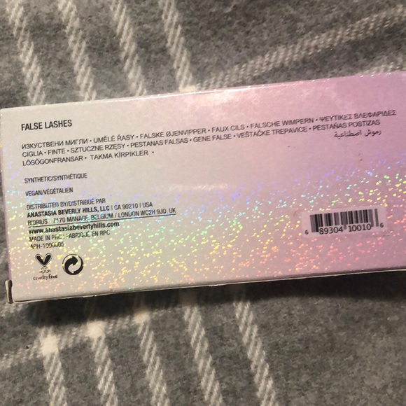 False eyelashes - Picture 3 of 4